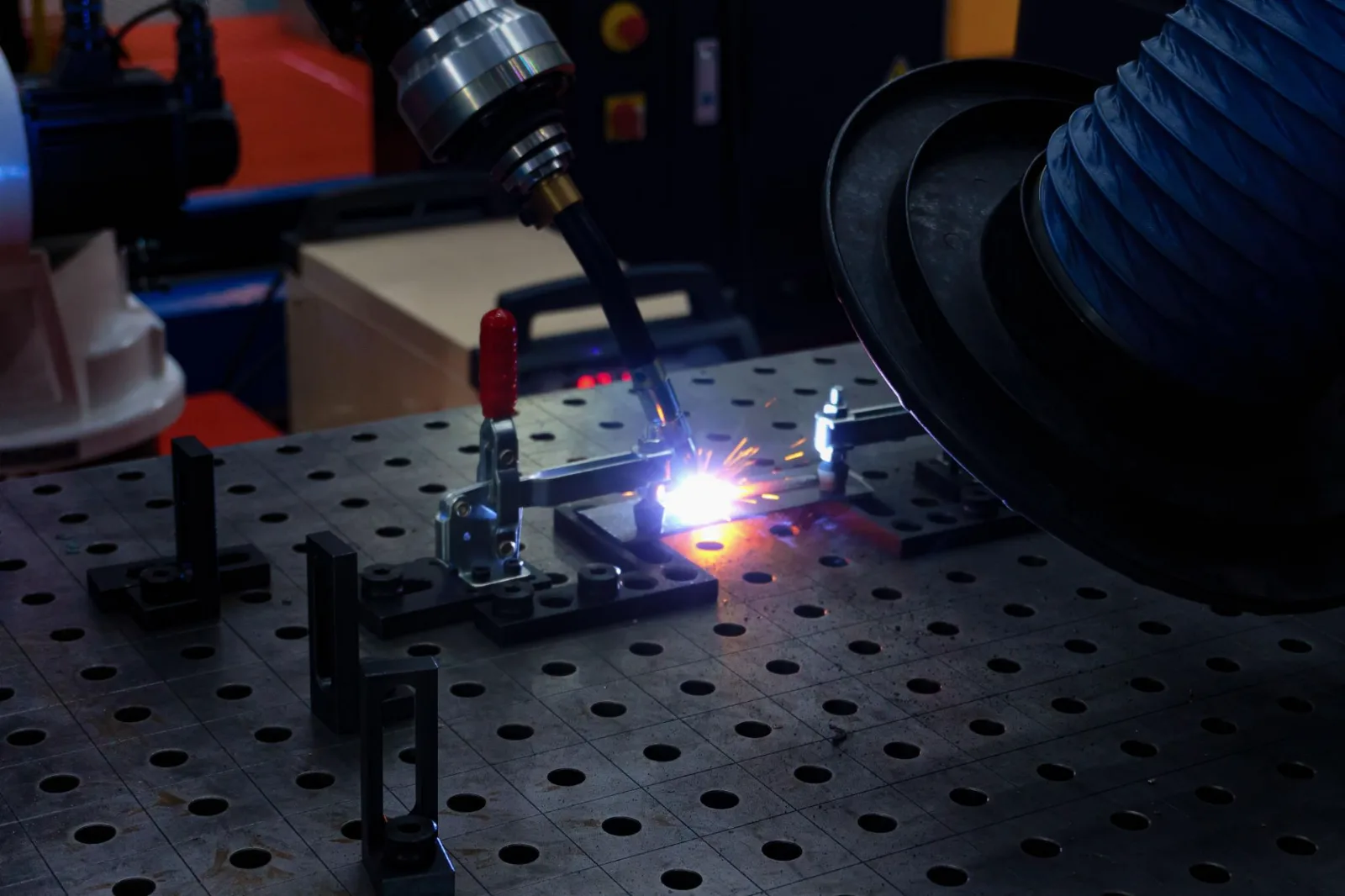 những yếu tố ảnh hưởng giá robot hàn